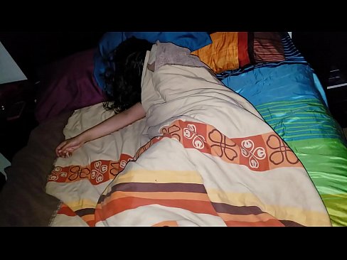 ❤️ सौतेनी आमा सुतेको बेला आफ्नी जवान सौतेनी आमालाई पिट्दै। ❤️❌  हामी मा